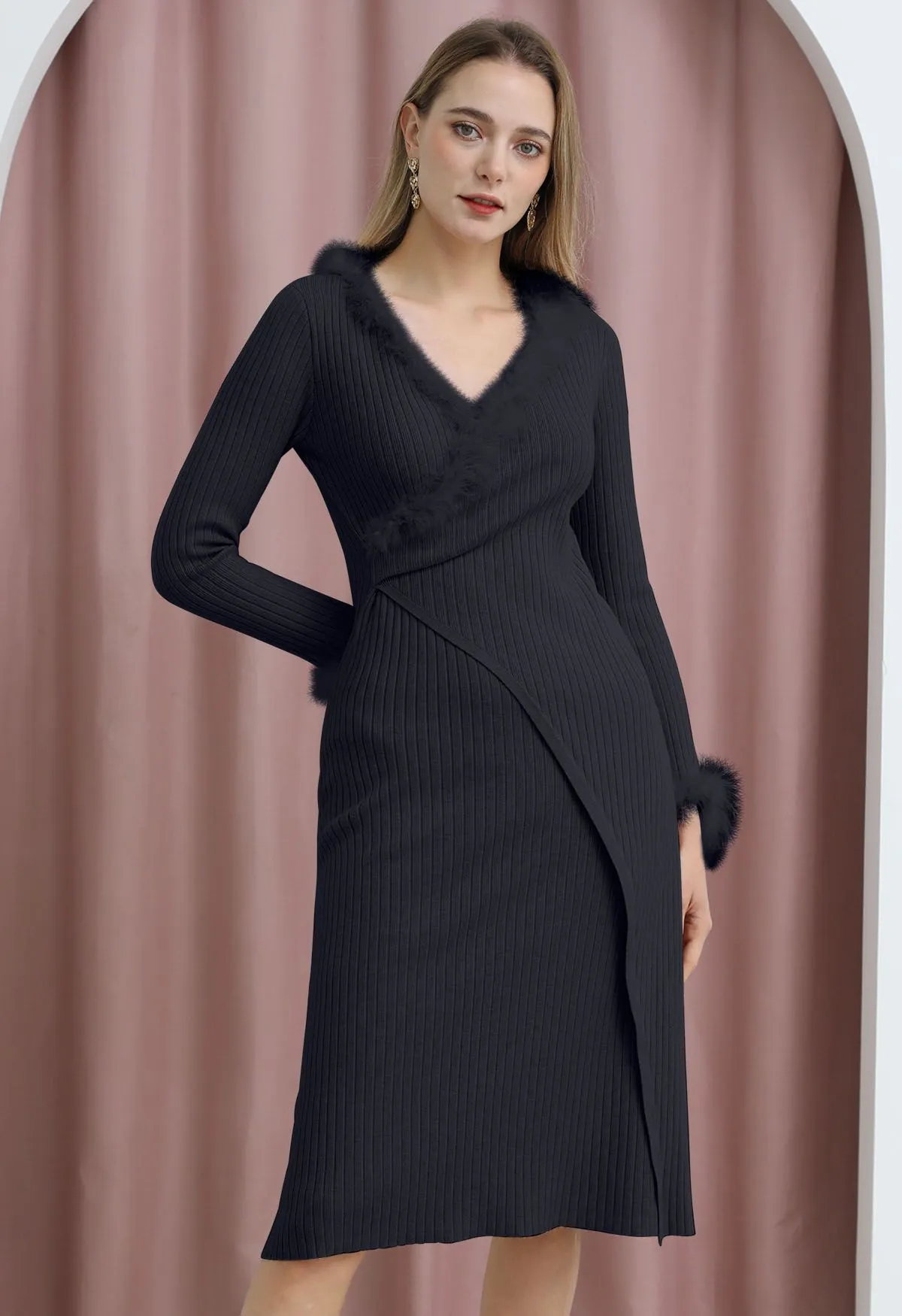 Anmutiges Strickkleid mit Federbesatz und Surplice-Ausschnitt in Schwarz