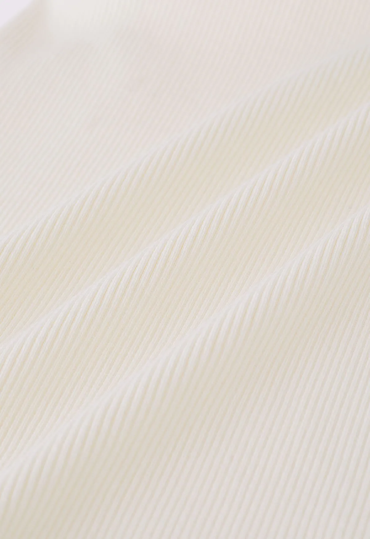 Durchsichtiges, schulterfreies, figurbetontes Strickkleid in Creme