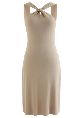 Eng anliegendes Strickkleid mit überkreuztem Neckholder in Camel