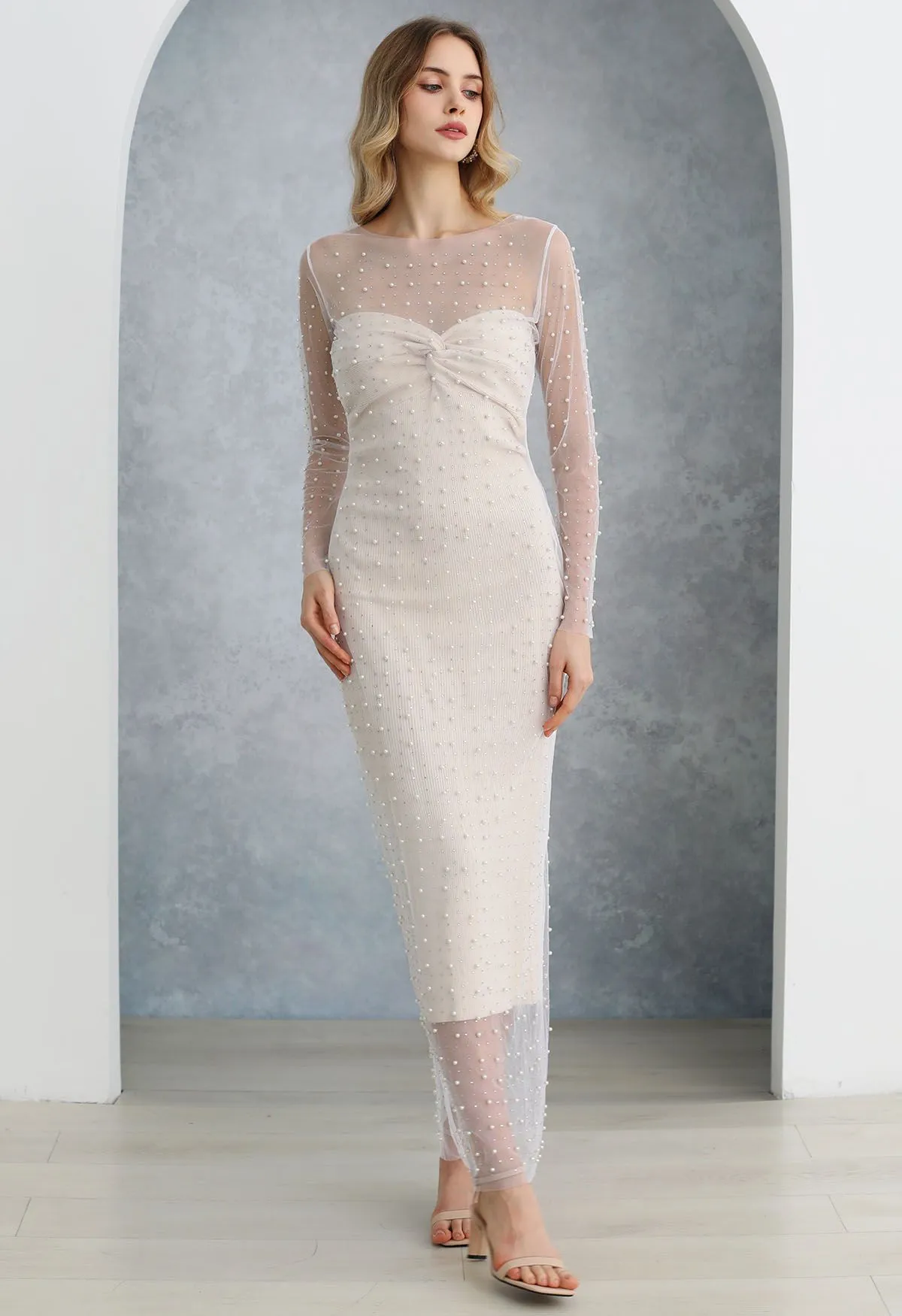 Geknotetes, tailliertes Strickkleid in Elfenbein