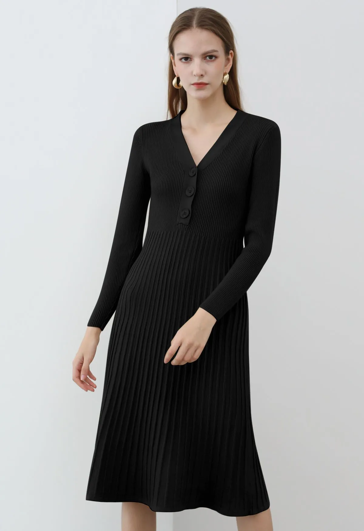 Geripptes Strickkleid mit Knopfdetail in Schwarz