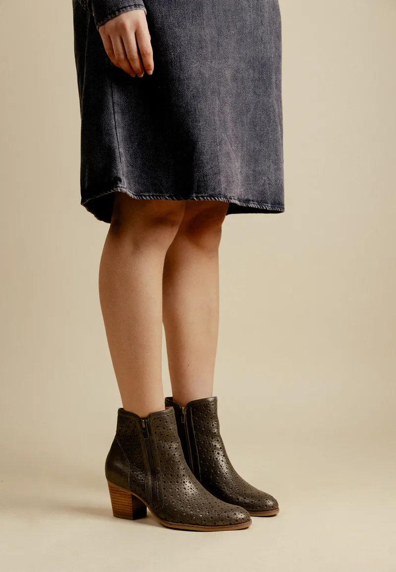 GLORIE Stiefeletten mit abgeschrägtem Absatz und perforierten Sterndetails