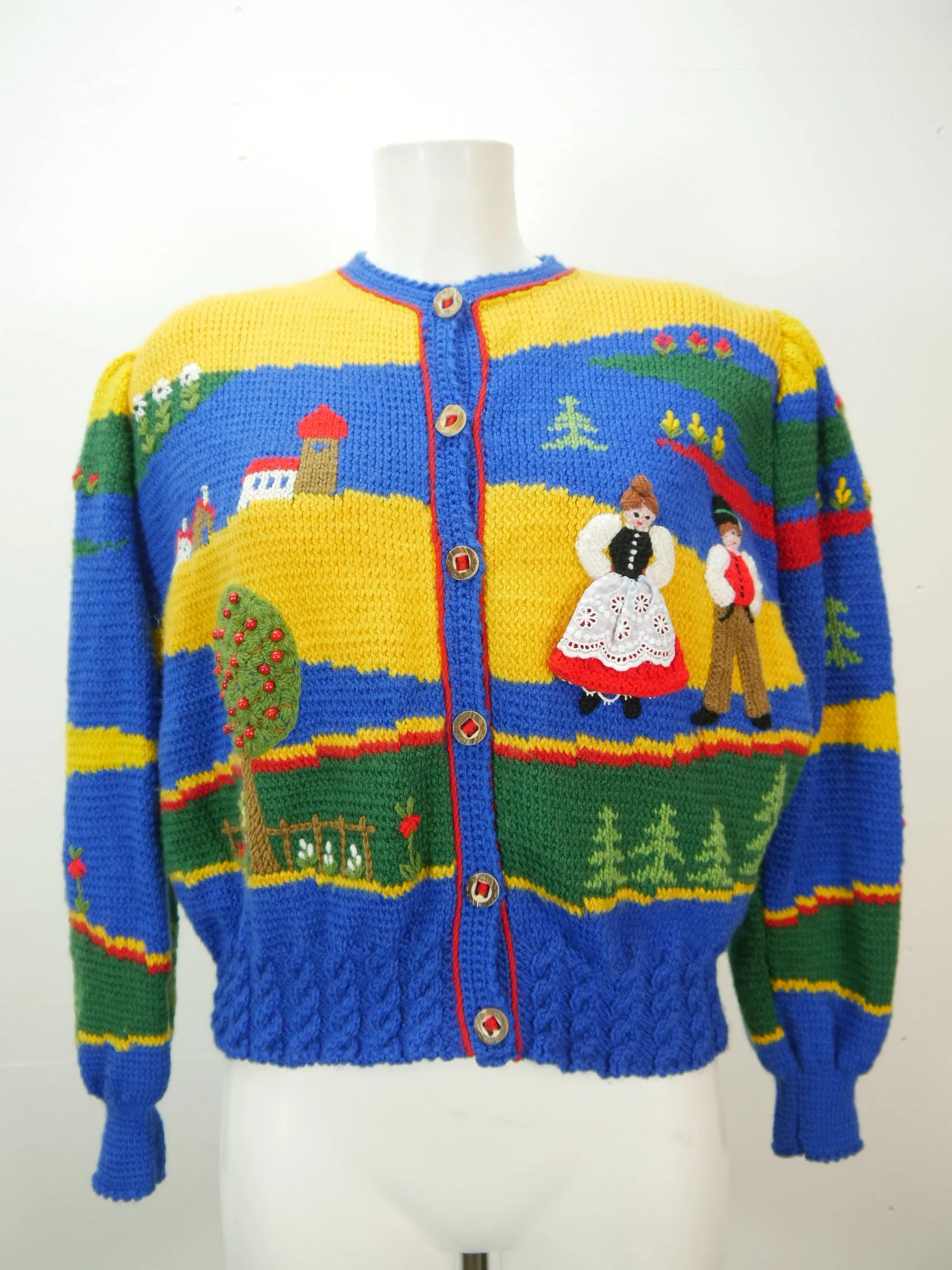Handgestrickt neuwertig mit Zopf und Applikation herrliche Strickjacke Jacke Gr.42