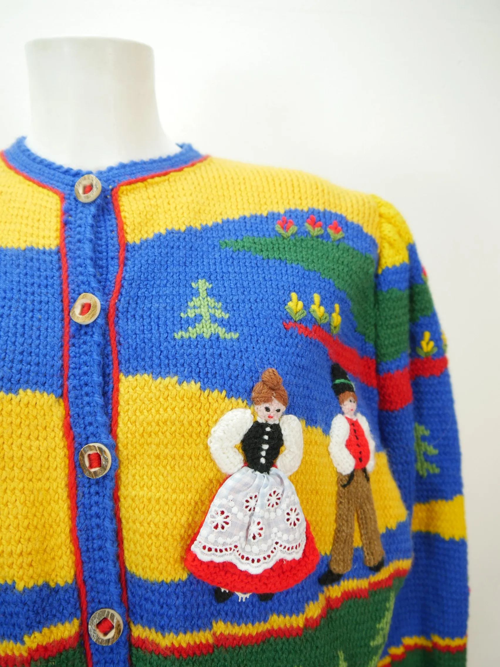 Handgestrickt neuwertig mit Zopf und Applikation herrliche Strickjacke Jacke Gr.42