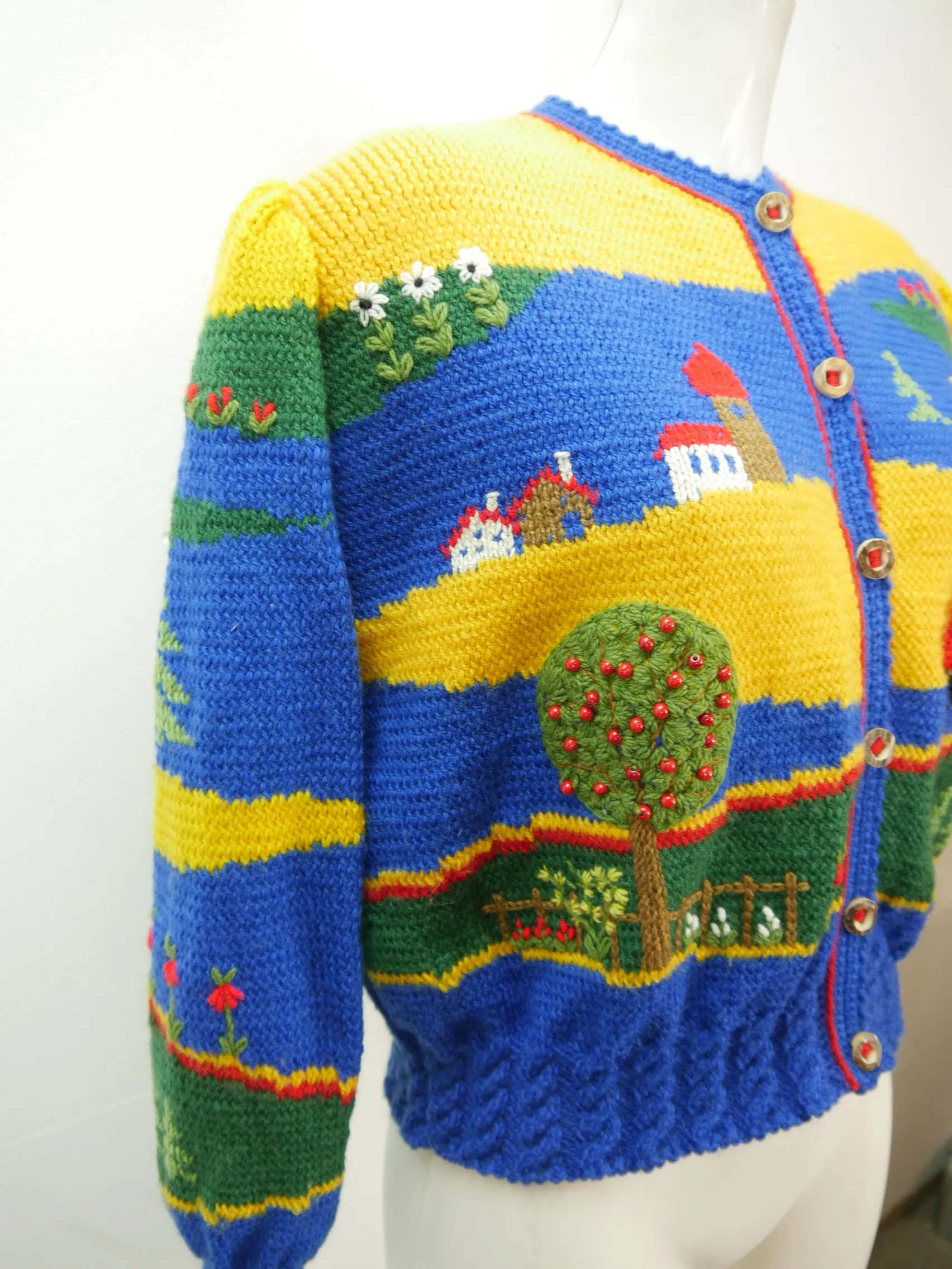 Handgestrickt neuwertig mit Zopf und Applikation herrliche Strickjacke Jacke Gr.42