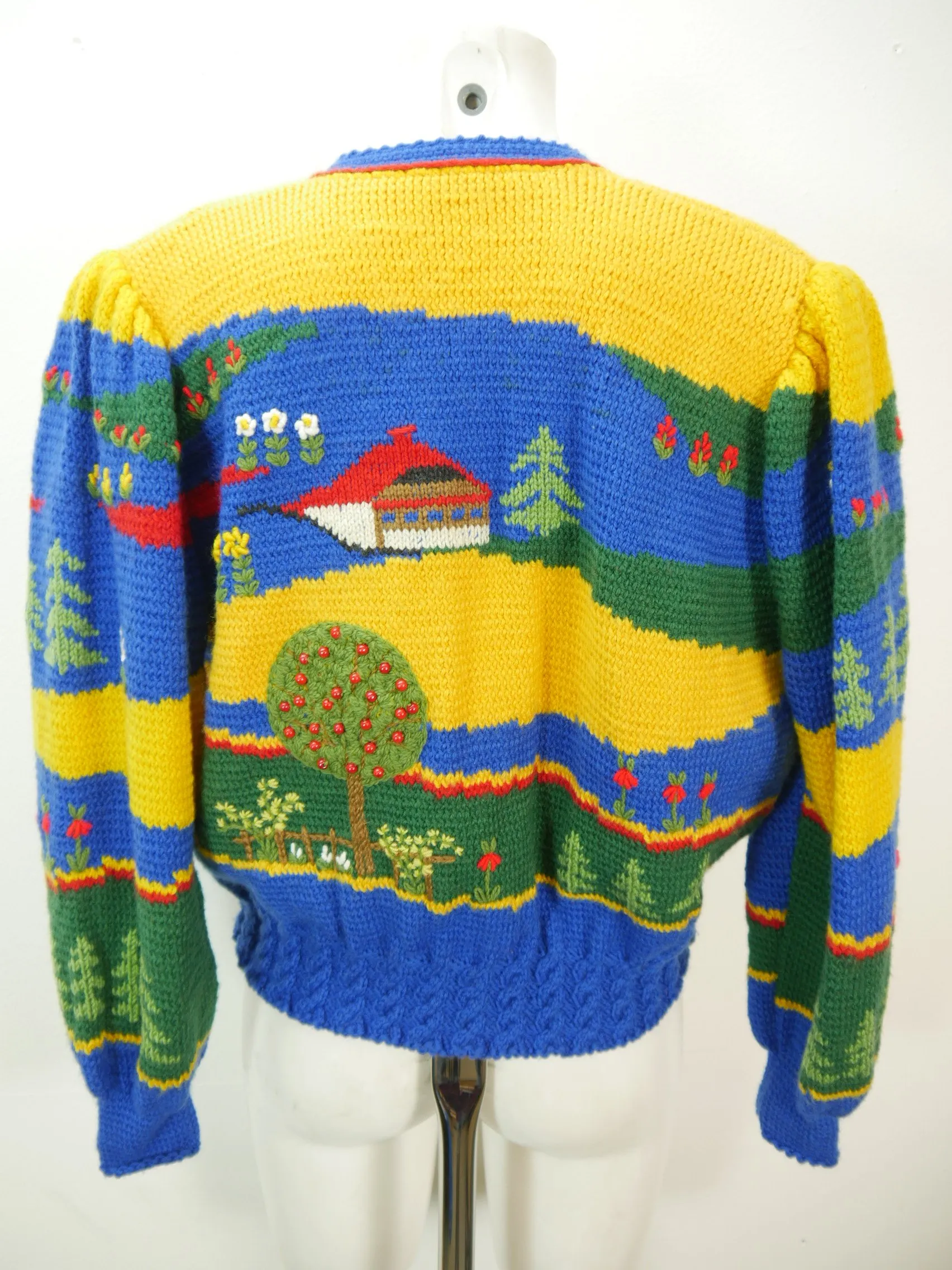 Handgestrickt neuwertig mit Zopf und Applikation herrliche Strickjacke Jacke Gr.42