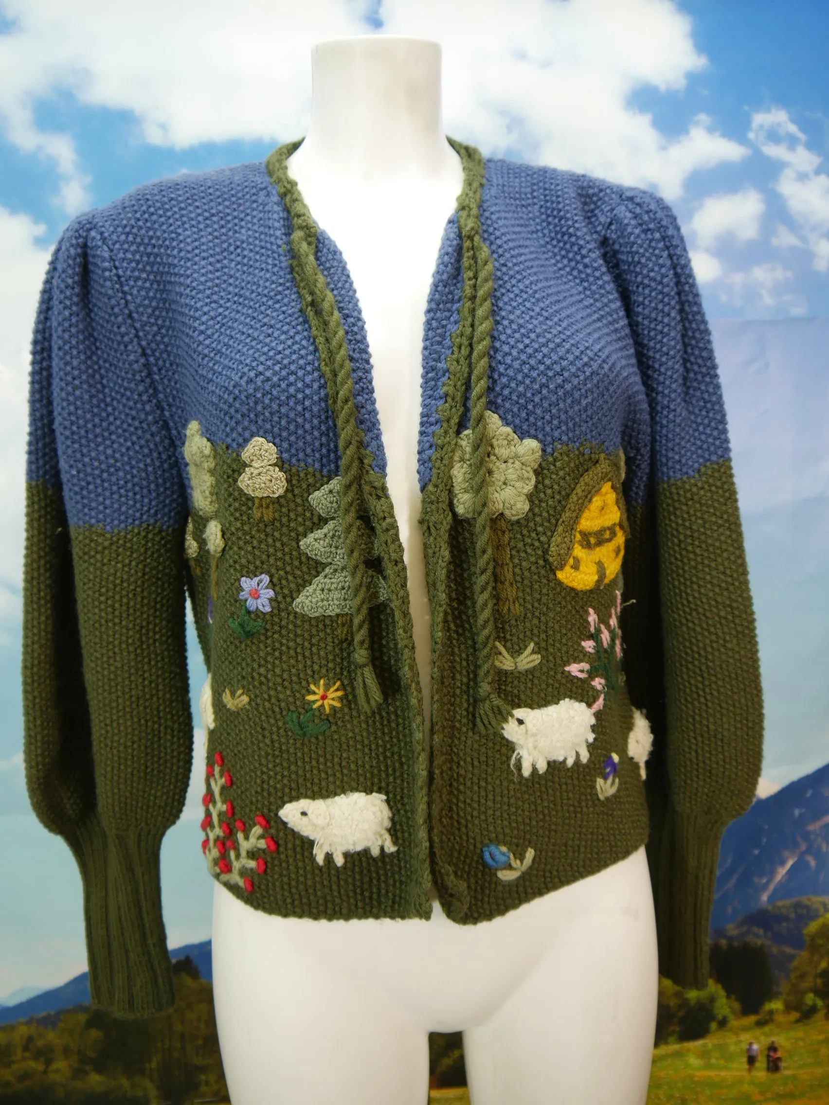 Handgestrickte grün blaue Strickjacke mit Applikation Trachtenjacke Jacke Gr.38