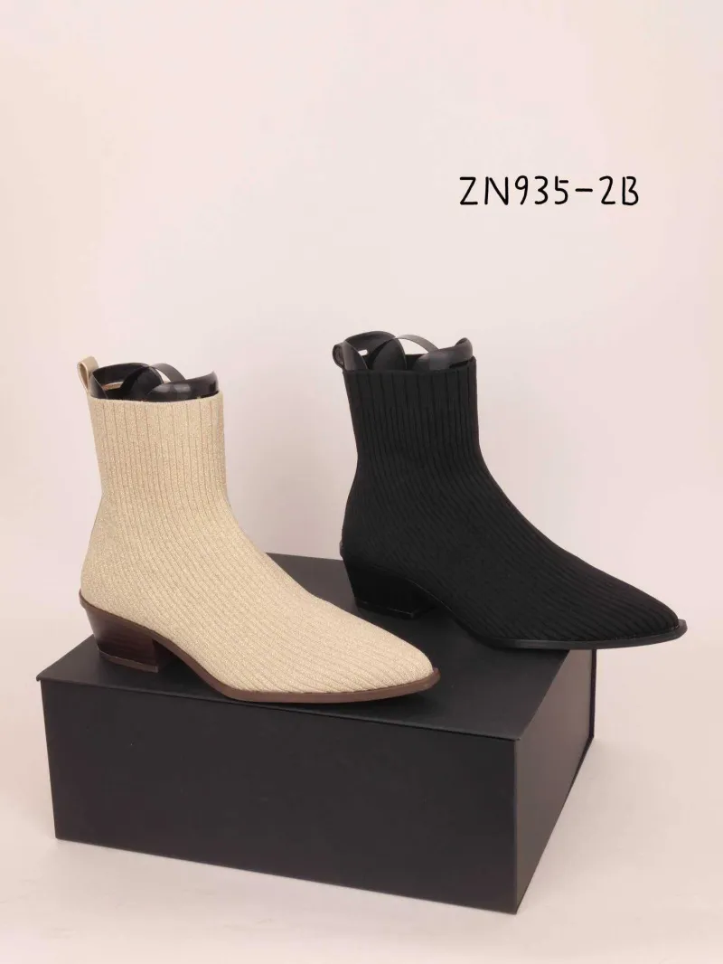 Kurze Stiefeletten mit abgeschrägtem Absatz in Holzoptik aus dehnbarem Rillenstrick