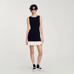 Kurzes Strickkleid mit Perlenkragen