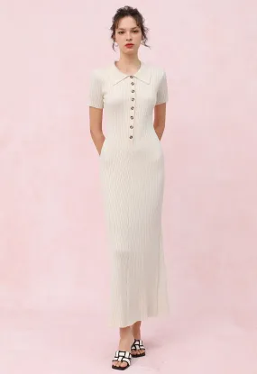 Kurzärmliges, figurbetontes Strickkleid mit Kragen und Knöpfen in Creme