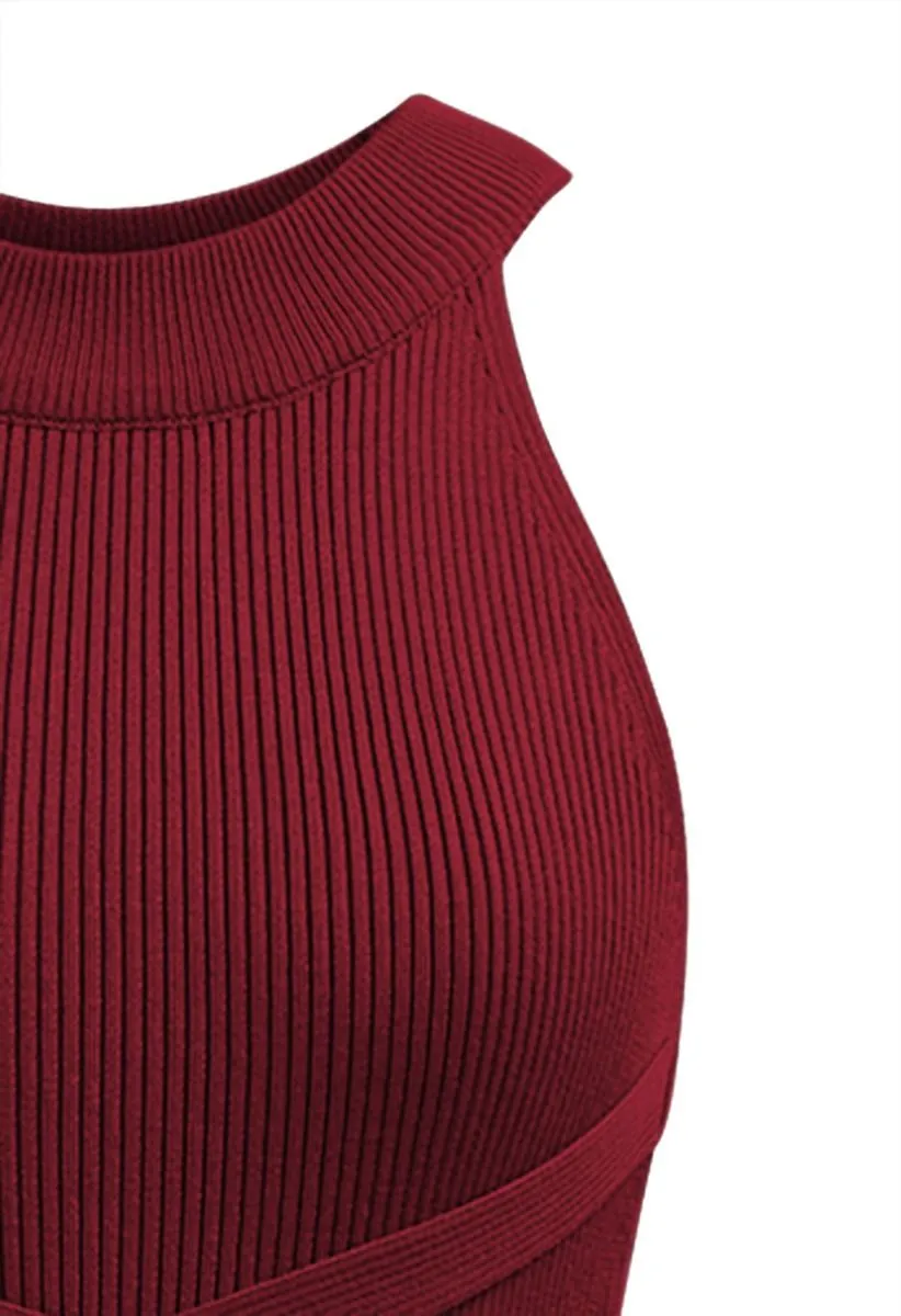 Neckholder-Strickkleid mit überkreuzter Taille in Burgunderrot