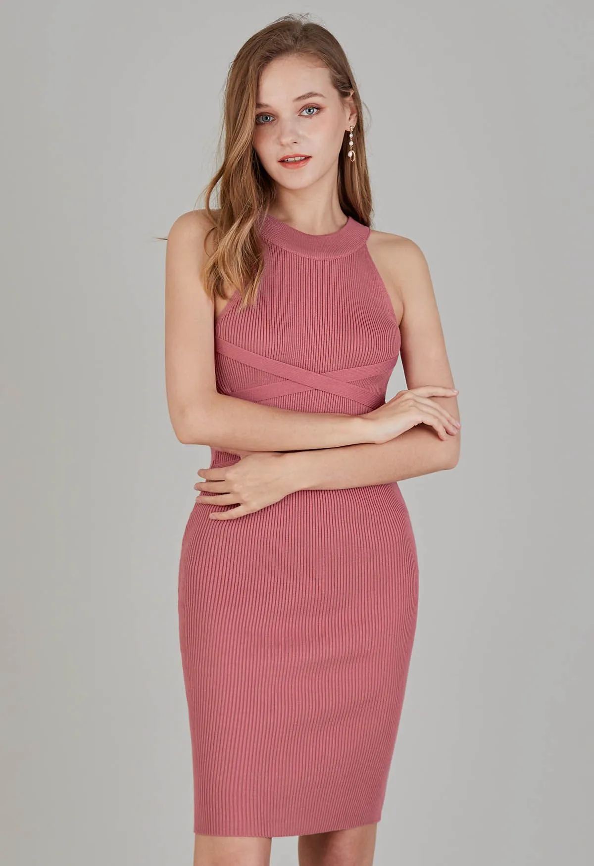 Neckholder-Strickkleid mit überkreuzter Taille in Koralle