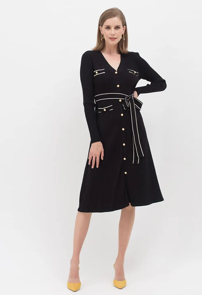 Schimmerndes Strickkleid mit Kontrastlinie in Schwarz