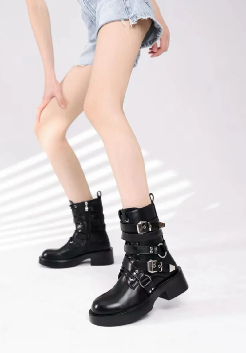 Stiefeletten aus Kunstleder mit Schnallen und Nieten