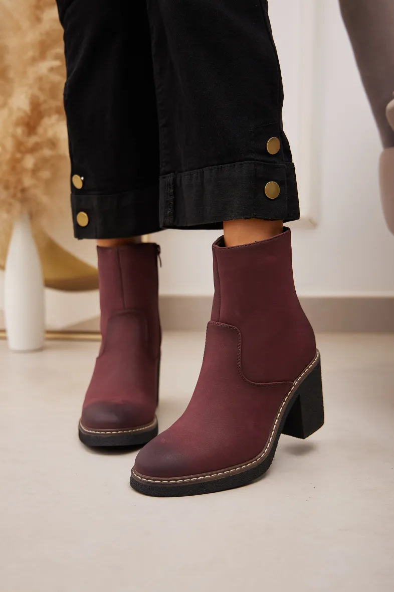 Stiefeletten aus Nubukleder mit quadratischem Absatz