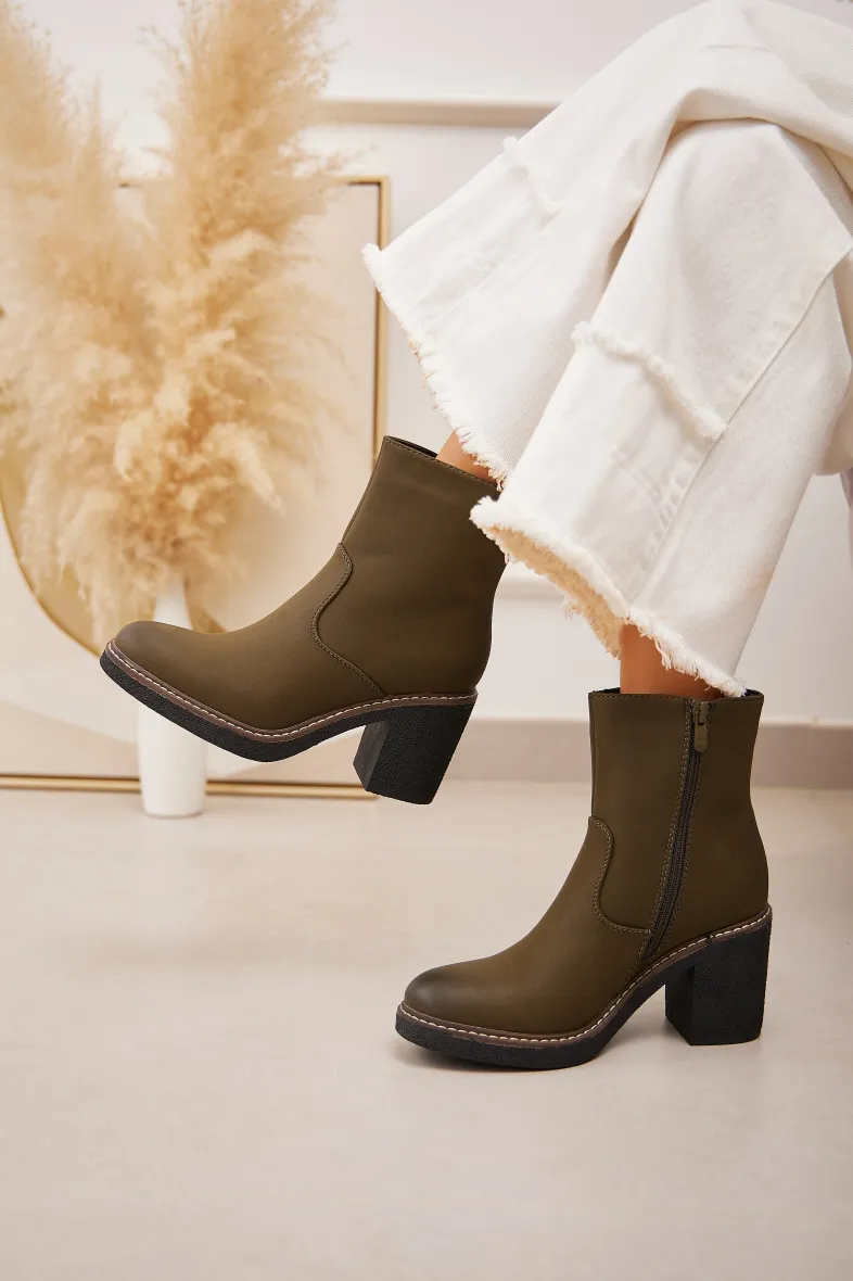 Stiefeletten aus Nubukleder mit quadratischem Absatz