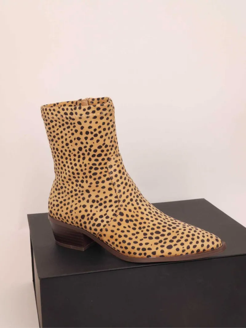 Stiefeletten aus Wildleder mit spitzer Spitze und abgeschrägtem Absatz