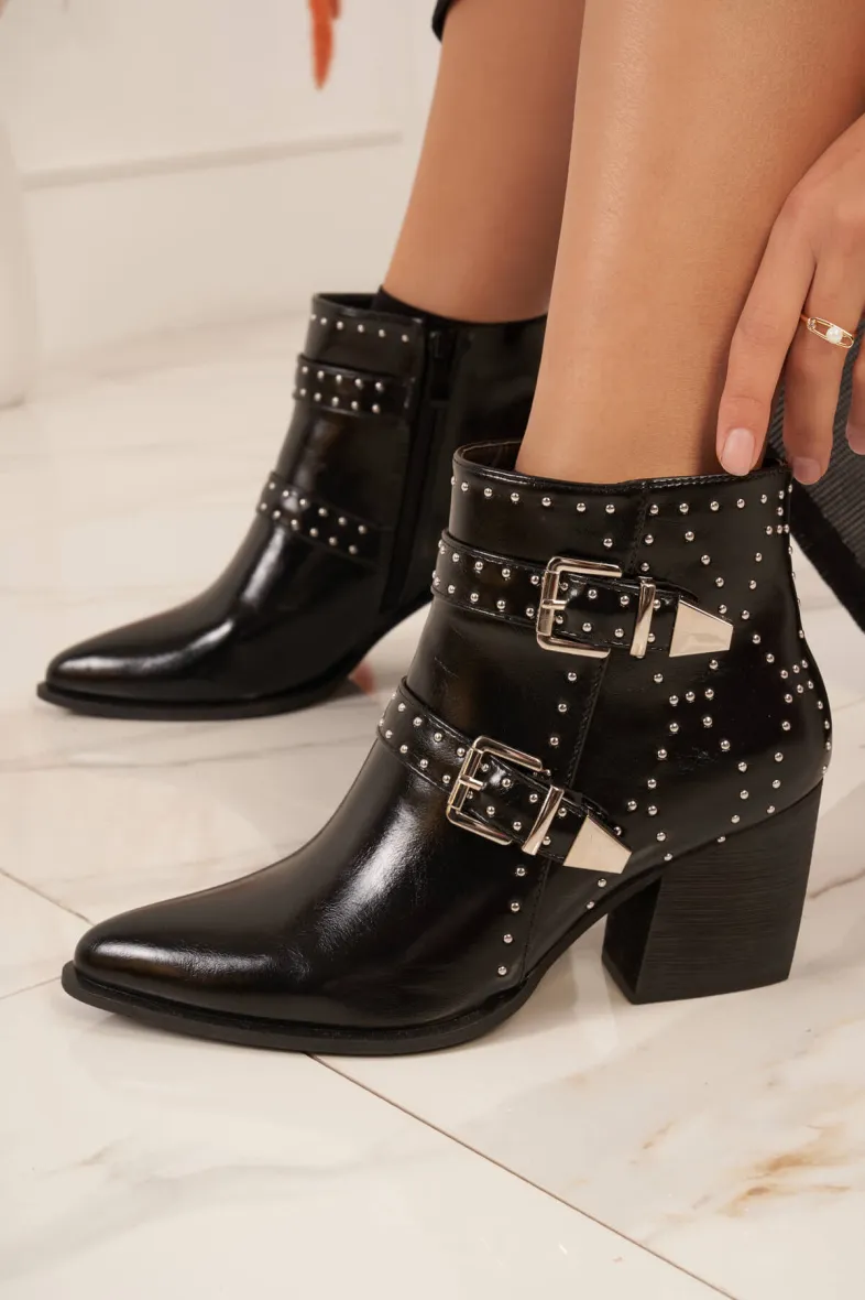 Stiefeletten im Western-Stil mit Nieten
