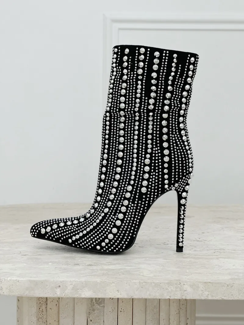 Stiefeletten mit Absatz und Strassdetails