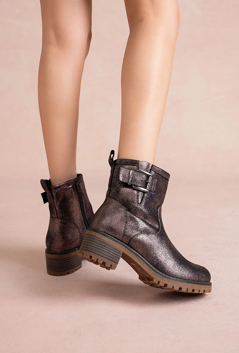 Stiefeletten mit Blockabsatz, seitlicher Schnalle und Metallic-Finish