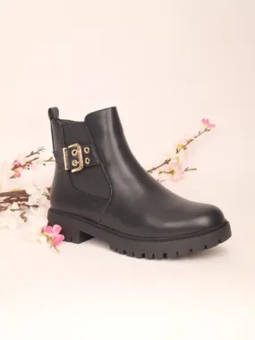 Stiefeletten mit strukturierter Sohle, elastischer Seite und verstellbarem Riemen mit quadratischer Schnalle.