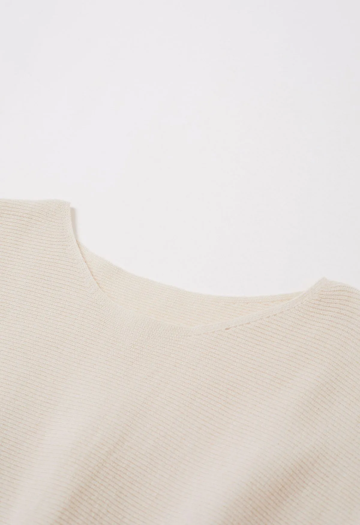 Strickkleid mit Fledermausärmeln und taillierter Taille in Creme