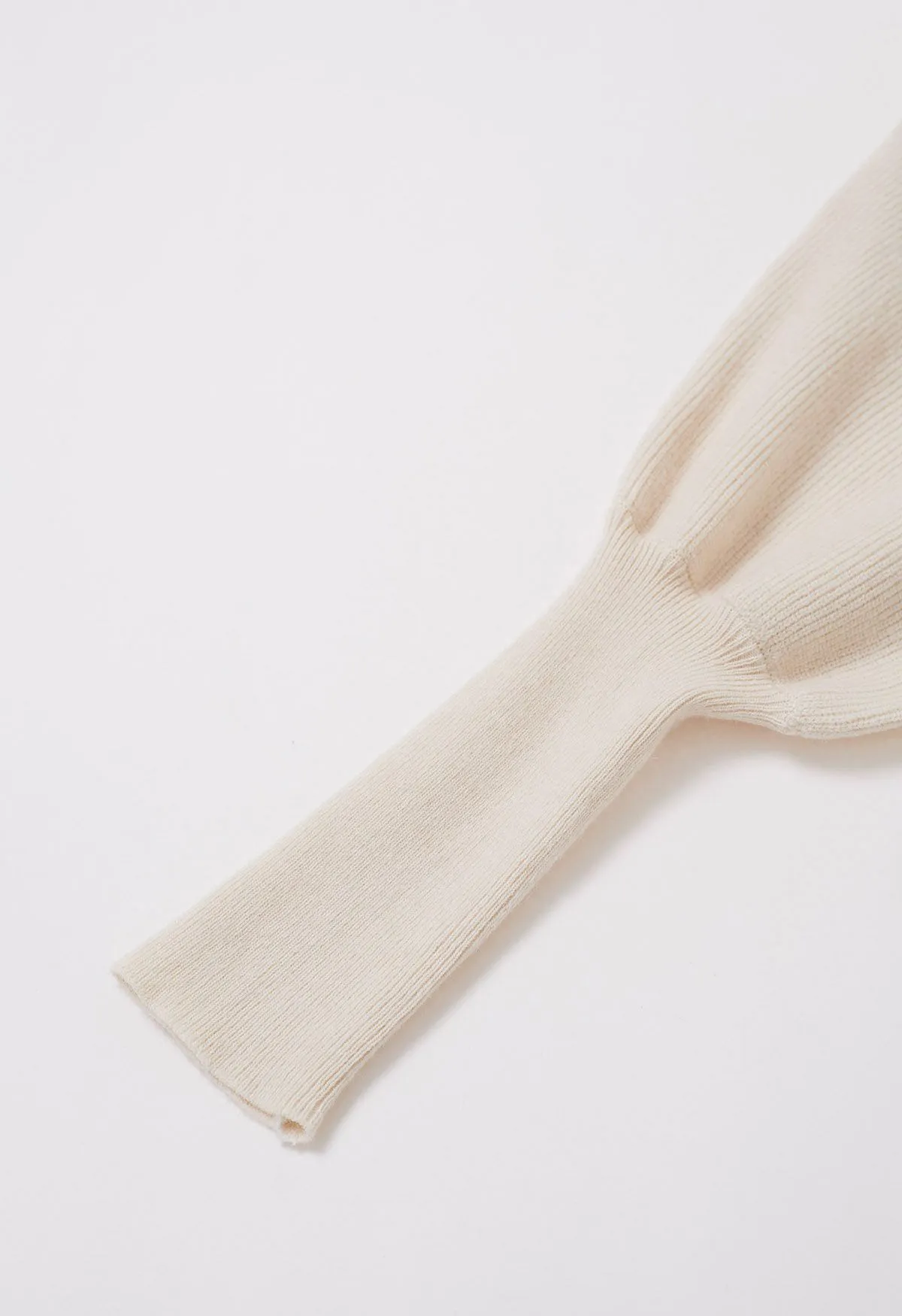 Strickkleid mit Fledermausärmeln und taillierter Taille in Creme