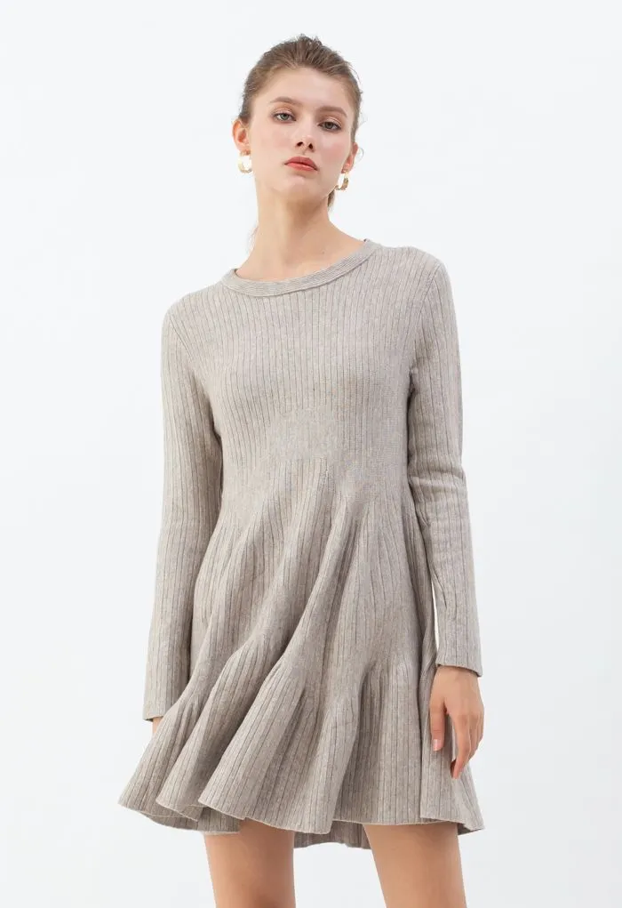 Strickkleid mit Rüschensaum und rundem Hals aus Sand