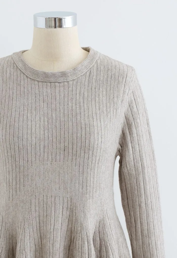 Strickkleid mit Rüschensaum und rundem Hals aus Sand