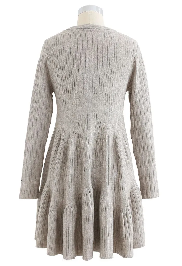 Strickkleid mit Rüschensaum und rundem Hals aus Sand