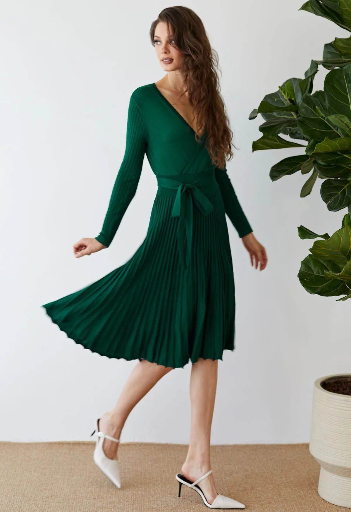 Umfassen Sie ein geschmeidiges Strickkleid in Smaragdgrün